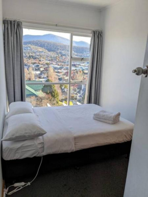 Bayley 2 - Walk to city from 2 bedroom apartment with city and mountain views